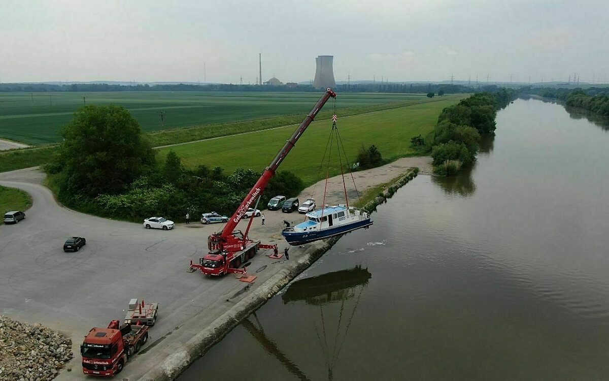 Autokran hebt Polizeiboot aus Main Autokran hebt Polizeiboot aus Main